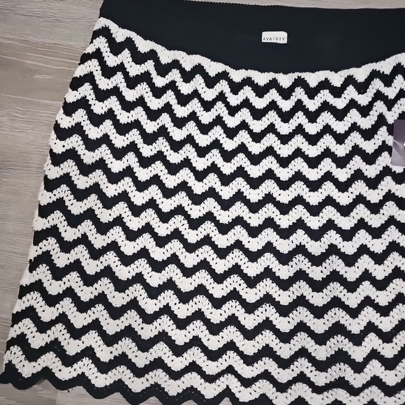 AvA & viv NWT Textured Knit Skirt with Wavy Stripes, Black and White, Size 3X. - Picture 6 of 10